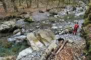 70 La recente piena ha spazzato via un po' di sponda e i sassi ...bisogna guadare il torrente Remola !